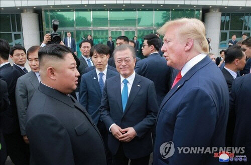 2019년 6월 30일 판문점에서 진행된 남북미 회동에서 이야기를 나누는 문재인(가운데) 대통령, 트럼프(오른쪽) 미국 대통령, 김정은 위원장. [연합뉴스]